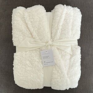 Pottery Barn Faux Fur Robe - Small😍